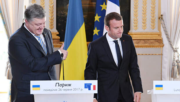 Президент Франции Эммануэль Макрон и президент Украины Петр Порошенко во время встречи в Париже