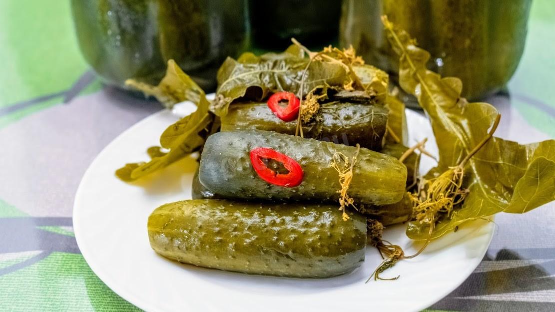 Соленые огурцы с острым стручковым перцем и чесноком на зиму ...