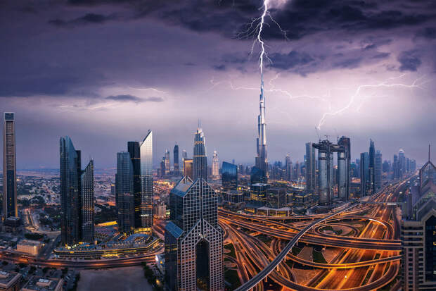В Дубае из-за сильных дождей перекрыли дороги и затопило метро