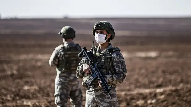 Турецкий военнослужащий погиб в ходе обстрела на границе с Сирией