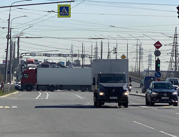 Фура встретилась с такси и встала поперек Народной улицы