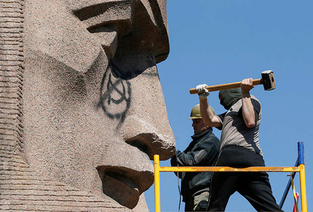 Памятник чекистам в Киеве пытались снести трижды