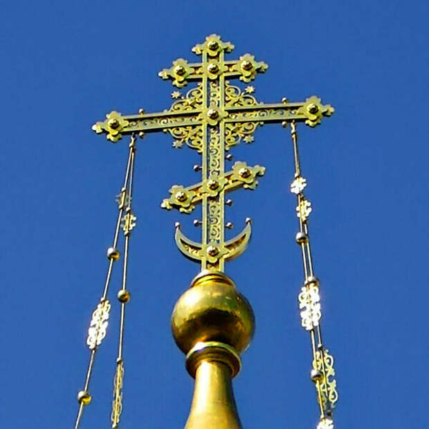Почему на крестах православных храмов есть полумесяцы