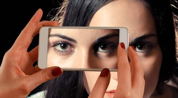 eyes_hair_hands_mobile_phone_phone_photographer_photography_screen-996513.jpg!d Смартфоны вредны для глаз: правда или миф?