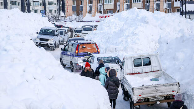 Юрист Коняхин: автовладелец вправе требовать компенсацию за падение льда с крыши