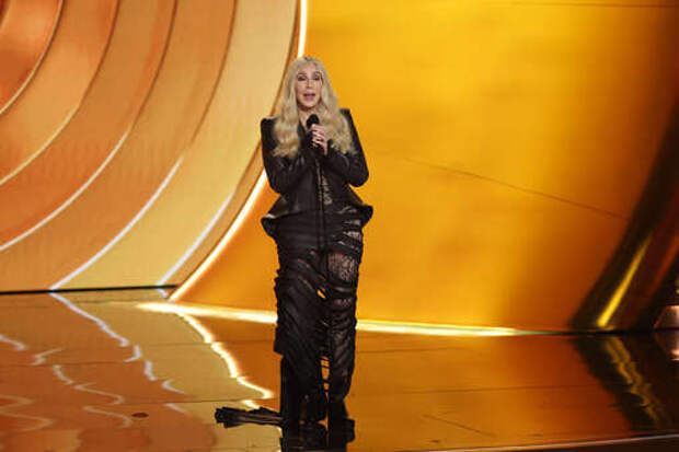 Певица Шер ушла со сцены, забыв вручить премию «Грэмми»