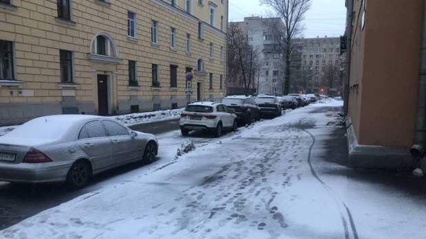 Заснеженные тротуары и дороги: снегопад в Петербурге затруднил движение пешеходов и транспорта
