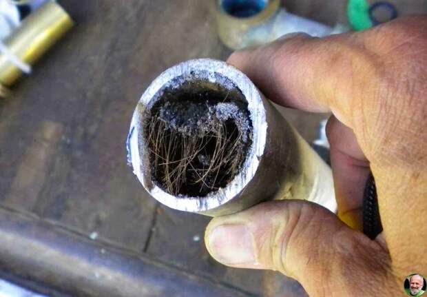 Канализационная труба, забитая волосами