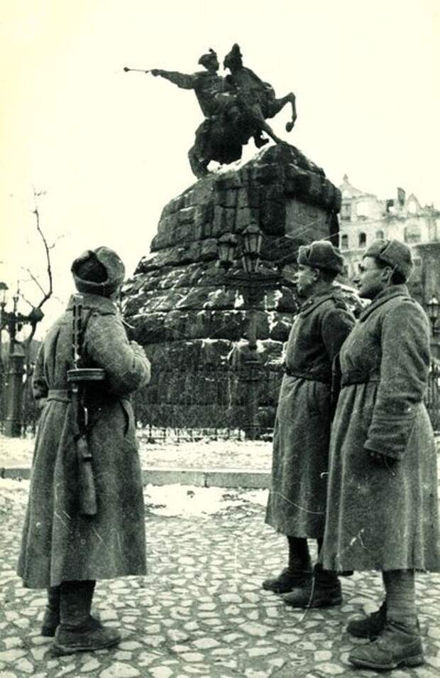 1943 г. Красноармейцы-освободители возле Богдана 