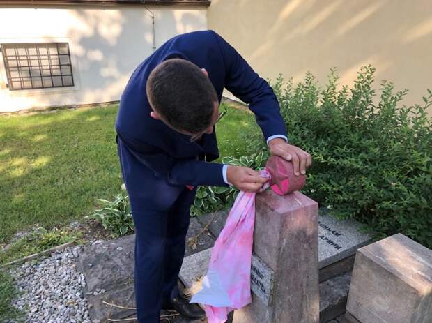 Пресс-секретарь президента Чехии сам отмыл залитый вандалами памятник красноармейцам