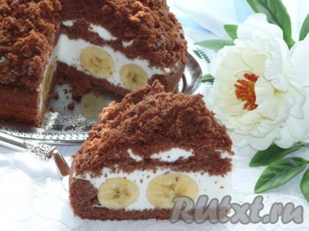 Нежный и очень вкусный торт "Норка крота" с бананами нарезать на кусочки и можно подавать к столу. 
