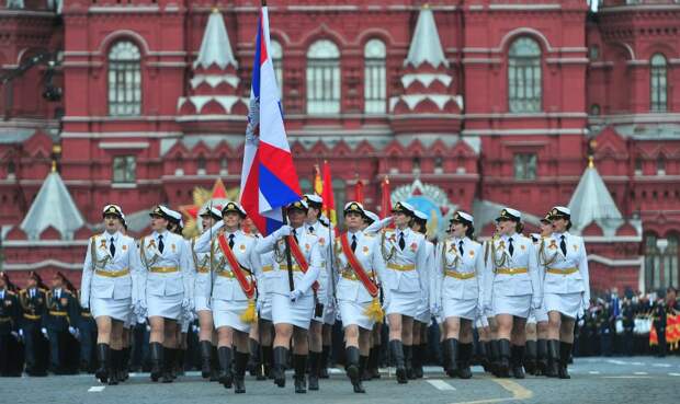 Daily Mirror: Главным оружием на параде 9 Мая стала путинская «армия в мини-юбках»