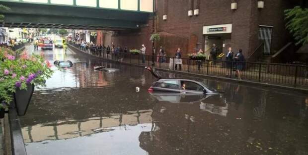В Лондоне из-за ливней затопило дороги и метро