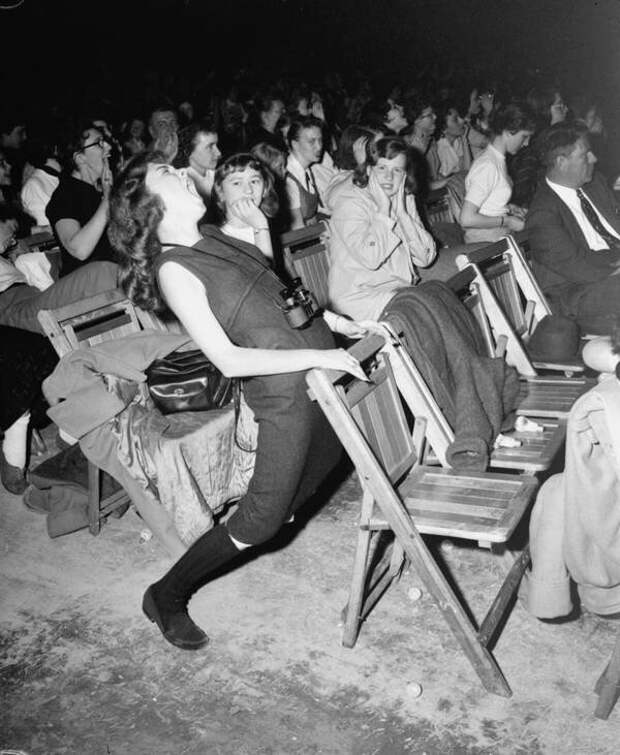 Фанатка на концерте Элвиса Пресли на Филадельфийской арене 6 апреля 1957 года