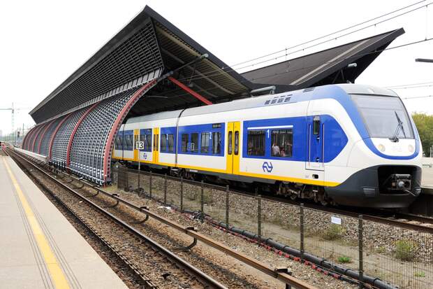 В Нидерландах задержали 15 активистов, перекрывших движение по железной дороге