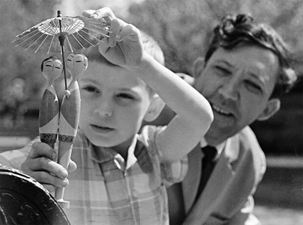 Юрий Никулин (справа) с сыном Максимом. 1963 год.  история, никулин, фото