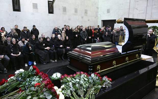 Сергей Бурунов, Гарик Харламов и Ирина Темичева простились с Романом Поповым Сергей Бурунов, Гарик Харламов и Ирина Темичева простились с Романом Поповым