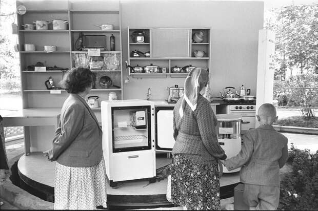 Советские граждане осматривают кухонный гарнитур из США. /Фото: travelask.ru