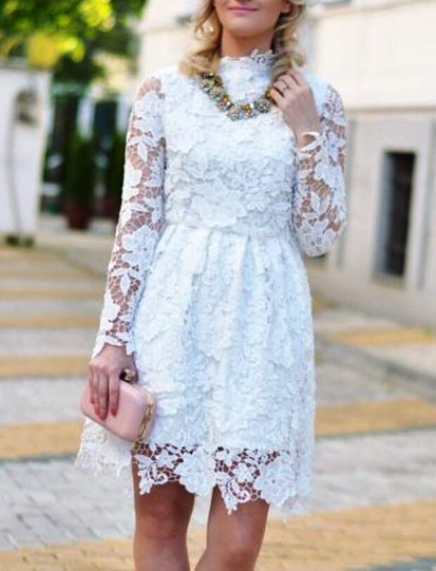 Цвета с белым платье