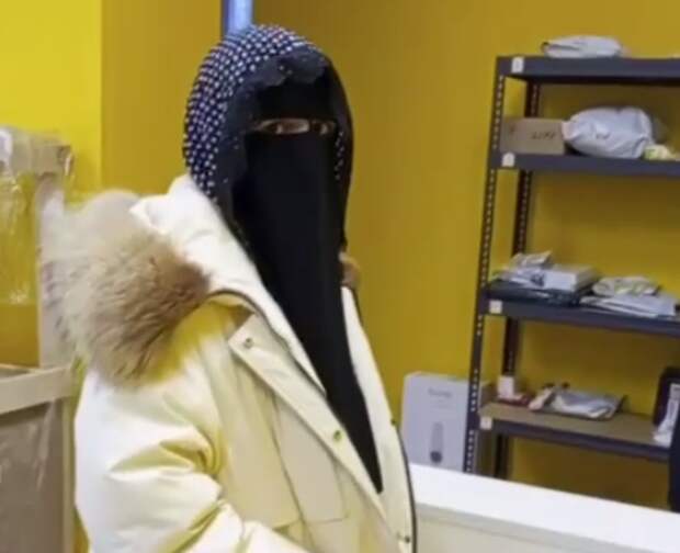 Никаб - это один из видов исламской женской одежды, который закрывает лицо женщины, оставляя только узкую прорезь для глаз. Этот предмет одежды вызывает различные настроения и мнения в обществе.-5