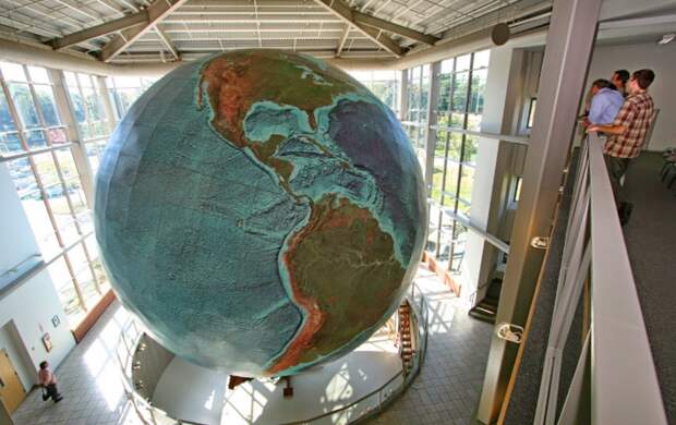 Где находится самый большой в мире глобус диаметром 12,5 метров