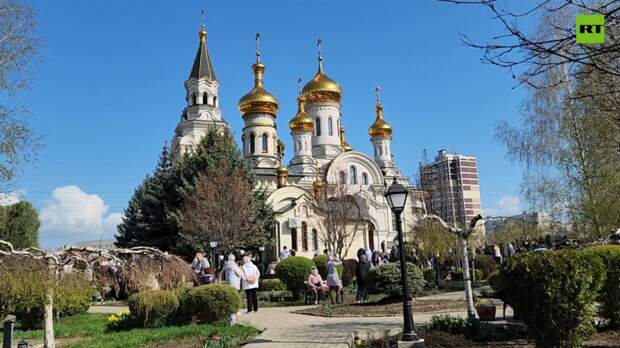 Жители Донецка встретили Светлое Христово Воскресение в Свято-Троицком соборе