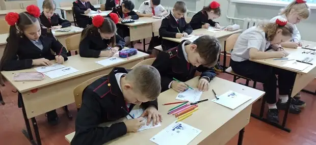 Кубанские школьники пишут солдатам на Украину