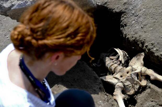 Археологи нашли скелет человека, убегавшего от Везувия. Но его остановил не вулкан, а кое-что другое археологи, везувий, вулкан, извержение, помпея, скелет, ученные