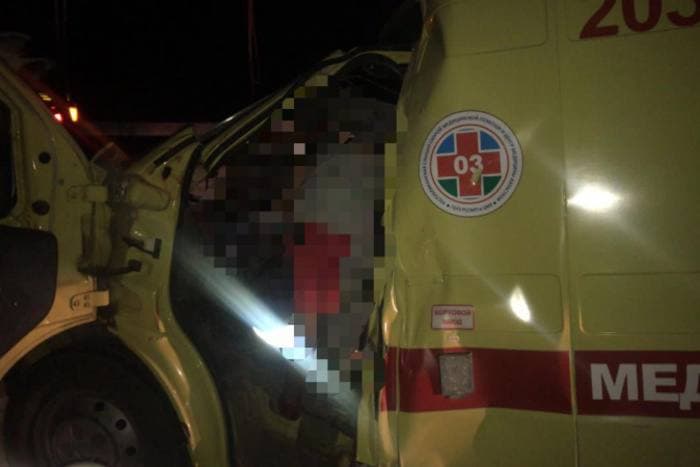 Ранним утром 18 августа в Уфимском районе Башкирии произошло ДТП с участием машины скорой помощи и КамАза. Спецмашина влетела сзади в припаркованный на обочине грузовик. В результате погибли 55-летний водитель и 26-летний фельдшер скорой помощи. Об этом сообщила пресс-служба УГИБДД МВД по Республике Башкортостан.