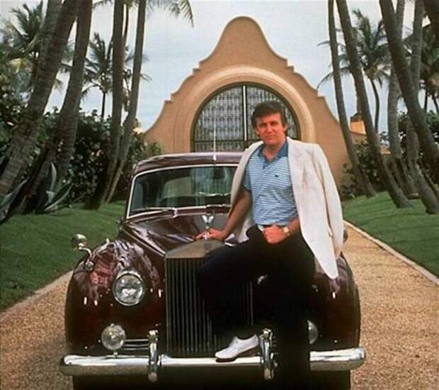 Дональд Трамп и его первый автомобиль - Rolls-Royce Silver Cloud.
