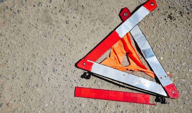 Инкассаторская машина протаранила ограждение на трассе «Кола»