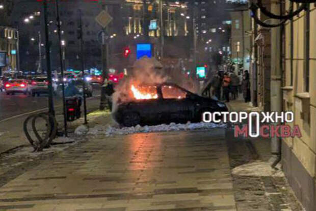 Автомобиль загорелся на тротуаре в Басманном районе Москвы