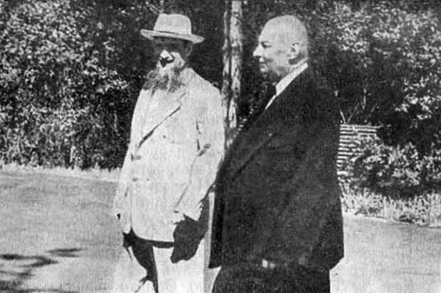 Игорь Васильевич Курчатов (слева) и Анатолий Петрович Александров.