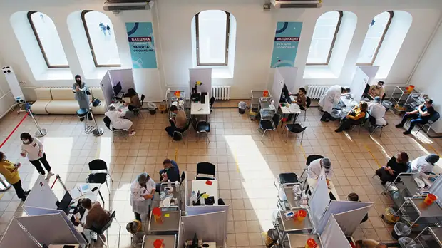 «Причина — недостаточный уровень вакцинированности»: в Кремле дали оценку ситуации с COVID-19 в России