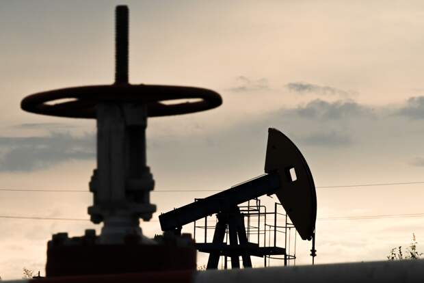 Решение США снять ограничения на российскую нефть объяснили