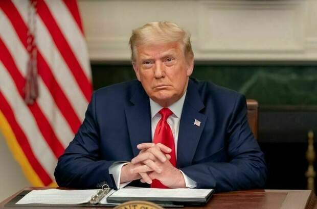 Трамп пообещал сажать на год за сожжение флага США