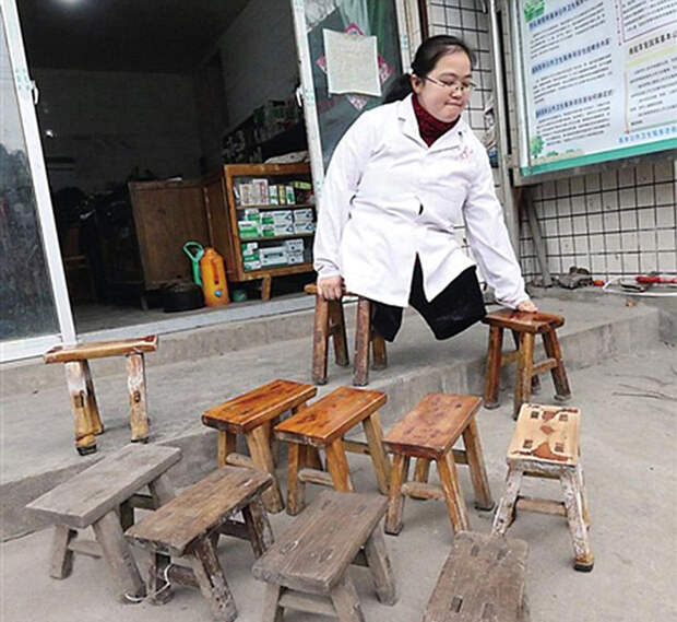 В восемь лет Ли научилась передвигаться при помощи деревянных табуреток.