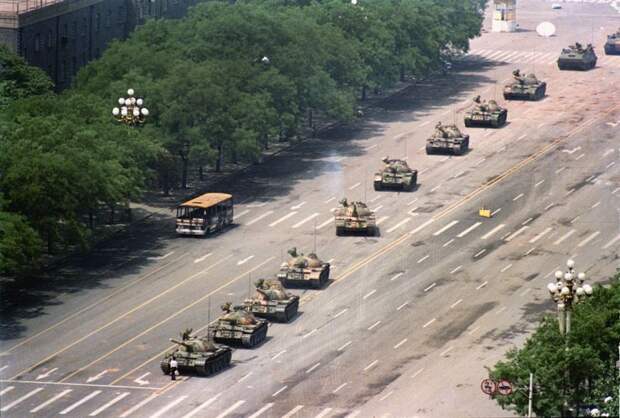 Одна из самых знаменитых фотографий протеста на Тяньаньмэнь-1989. А ведь с обеих сторон противостояния стоят фактически ровесники: студенты и солдаты.-23