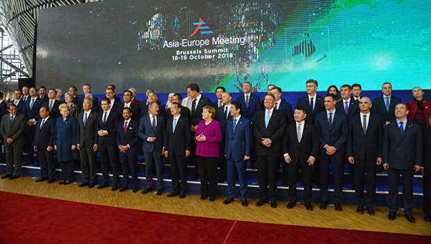 Председатель правительства РФ Дмитрий Медведев на церемонии фотографирования глав делегаций стран-участниц 12-го саммита Европа – Азия (АСЕМ) в Брюсселе