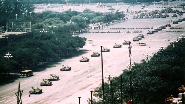 Одна из самых знаменитых фотографий протеста на Тяньаньмэнь-1989. А ведь с обеих сторон противостояния стоят фактически ровесники: студенты и солдаты.-24