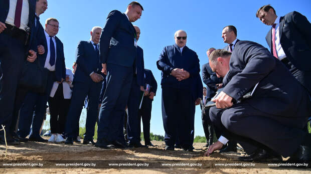 Президент Александр Лукашенко вывез министра в поле и заставил рыть землю