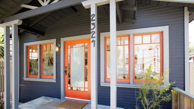 Яркий апельсиновый оттенок двери, создаст весьма колоритный ансамбль.