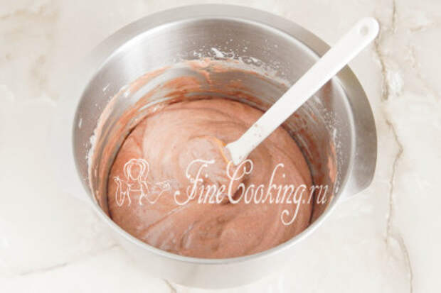 В итоге получается шоколадное бисквитное тесто - оно немного осядет от наших манипуляций, но так и должно быть