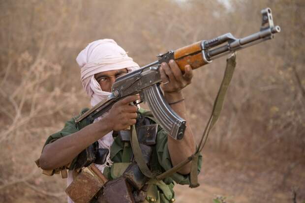 АК-47 - автомат Калашникова калибр 7,62-мм АК-47 - автомат Калашникова калибр 7,62-мм