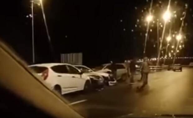 Середина ноября 2018 года, авария на Крымском мосту вечером из-за обледенения трассы