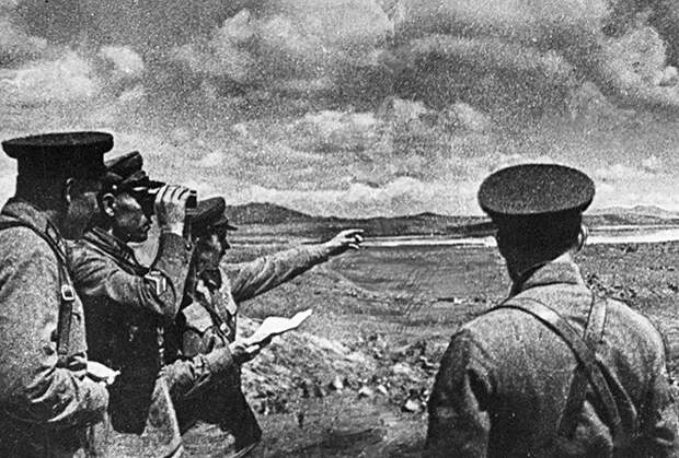 Советские командиры на берегу озера Хасан во время боевых действий