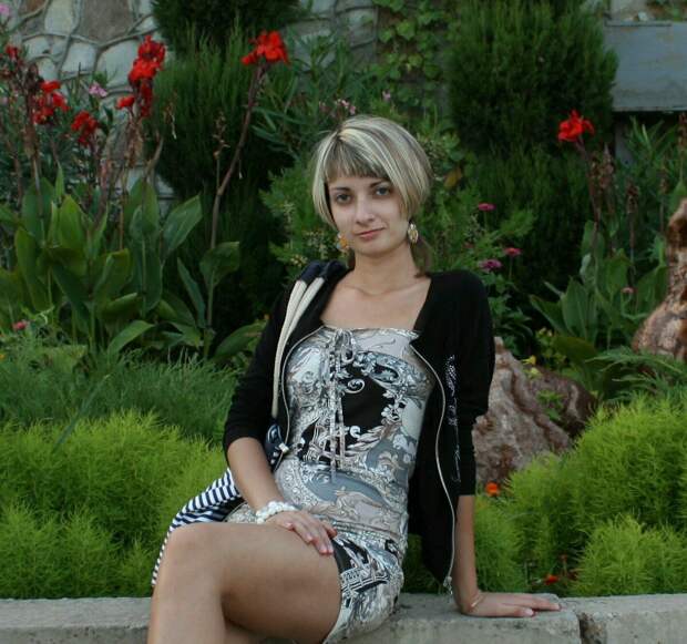 Девушка в трикотажном платье и кофте на молнии. /Фото: i10.fotocdn.net