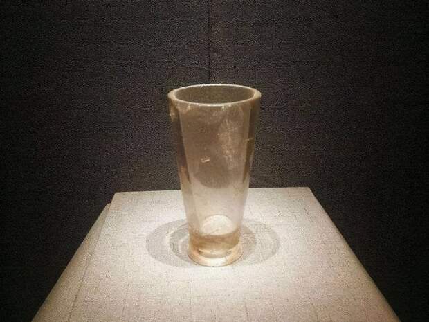 Хрустальная чаша возрастом 2300 лет, найденная в гробнице Периода Сражающихся царств в Китае в 1990 году