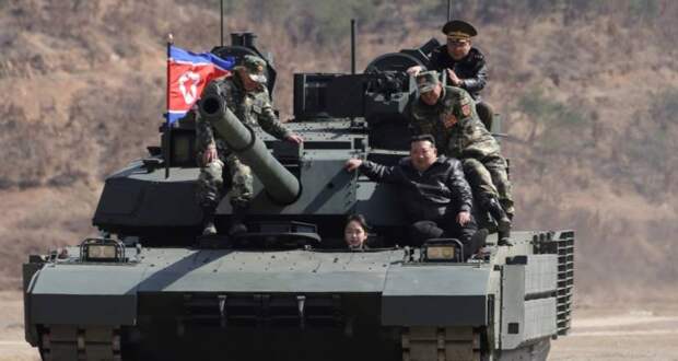 Ким Чен Ын прокатился на новейшем танке вместе с дочерью во время учений