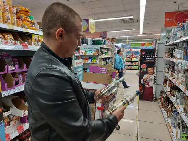 «Я не куплю пол-литра водки за 300 рублей — дорого»: в чём причины массового отравления метанолом в Оренбургской области